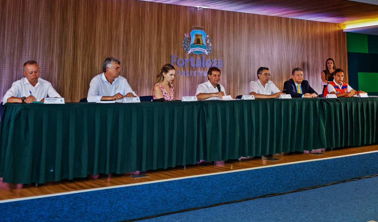 mesa central do auditório com prefeito e secretários